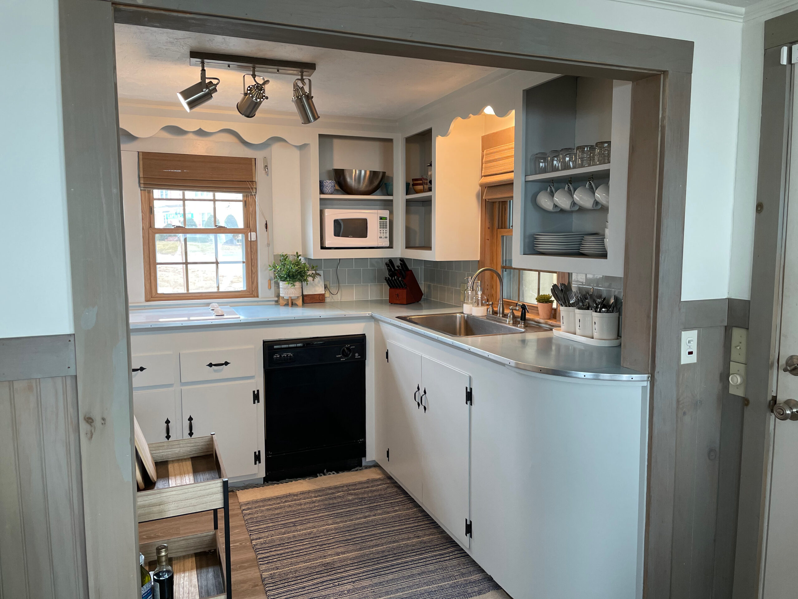 Small and functional beach house kitchen
